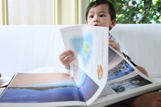 亚洲小男孩读书