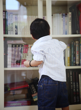 男孩在看书架