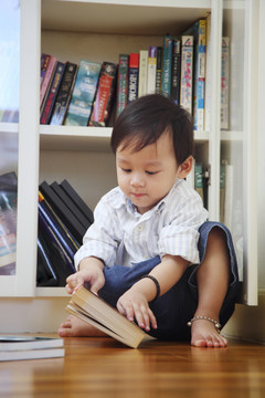 男孩在书架前看书