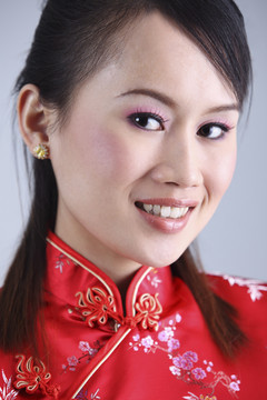 年轻的中国女士在镜头前摆姿势