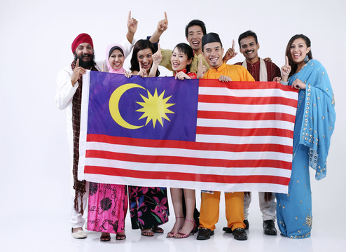 一群手持马来西亚国旗、面带微笑的多种族男女