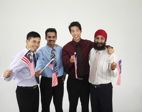 四名手持马来西亚国旗的男子