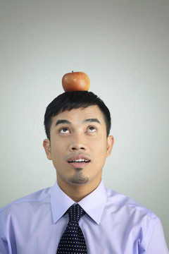 头戴苹果的年轻人画像
