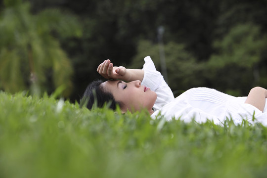 躺在草地上的年轻女子