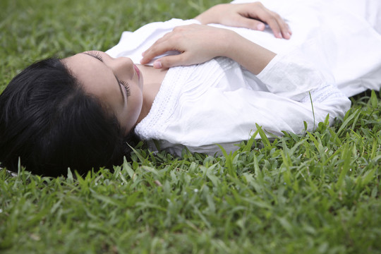 躺在草地上的女人的高角度视图