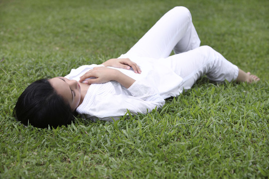 躺在草地上的女人
