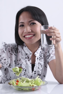 一个年轻的女人在展示一杯水