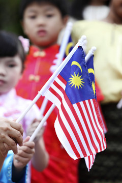 举着马来西亚国旗的孩子们的特写镜头