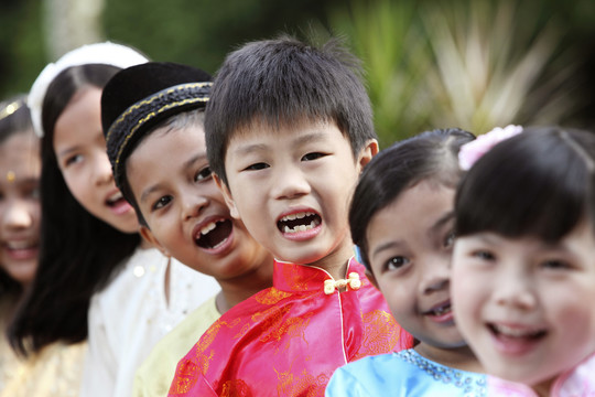 一排孩子穿着传统服装的特写镜头