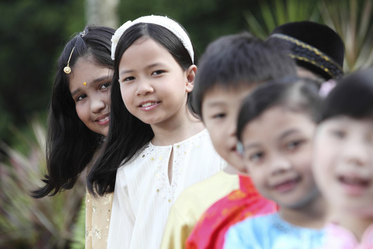 穿着传统服装的多种族儿童