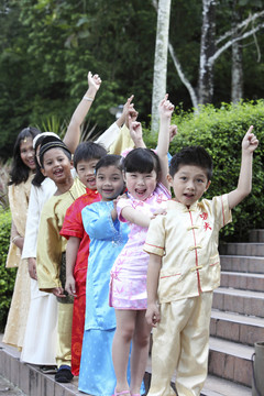 穿着传统服装的多种族儿童