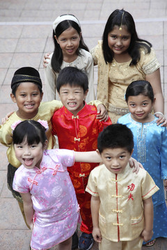 多民族传统服饰儿童群体的高视角透视