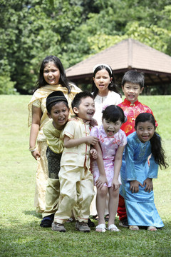 身着传统服装的多种族儿童肖像