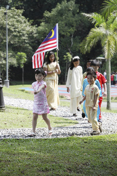 穿着传统服装的多种族儿童在公园散步