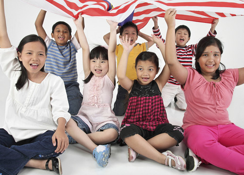 举着马来西亚国旗的孩子们的特写镜头