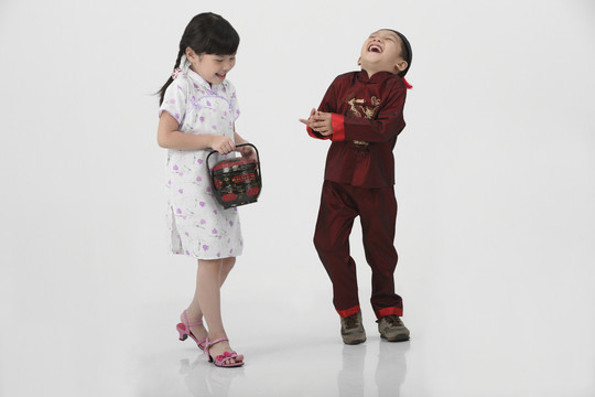 穿着中国传统服装的孩子们