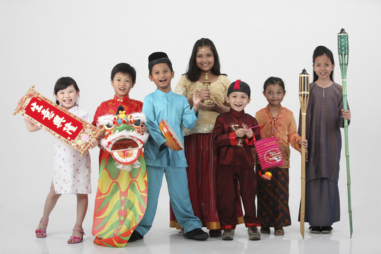 穿着传统服装的马来西亚孩子