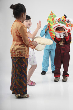 穿着传统服装的马来西亚孩子