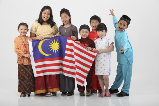 多种族的孩子一起举着马来西亚国旗