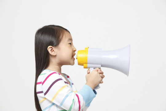 手持扩音器的小女孩侧视图