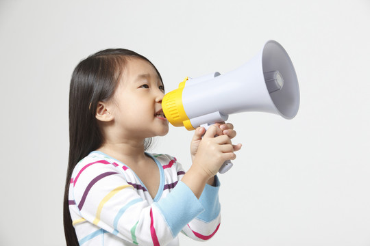 手持扩音器的小女孩侧视图