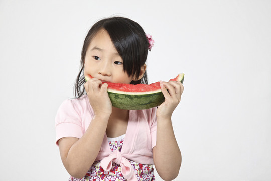 小女孩喜欢吃西瓜