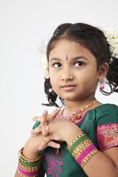 穿着印度传统服装的小女孩