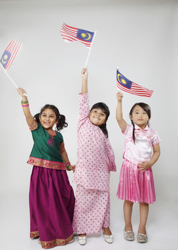 三个孩子举着国旗