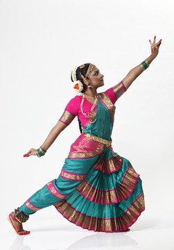 表演传统舞蹈的印度舞者
