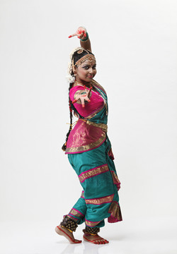 穿着传统服装表演传统舞蹈的印度舞者