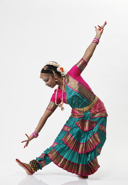 表演传统舞蹈的印度妇女肖像