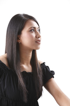 一位年轻迷人的马来女子的侧面轮廓，背景为白色