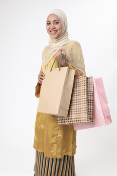 拿着购物袋的马来妇女。