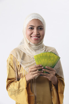 一位马来妇女正在分发绿包。