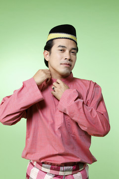 传统服装调整领马来男子
