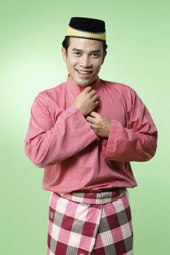穿着传统服装调整衬衫的马来人