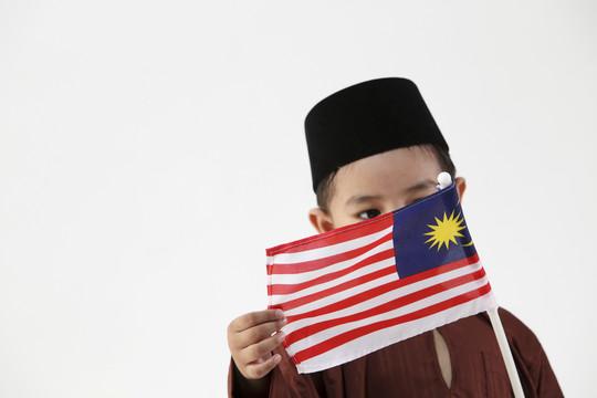 手持马来西亚国旗的马来男孩