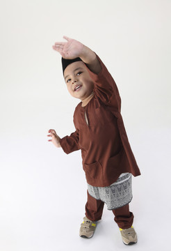 传统服装马来男孩的高角度