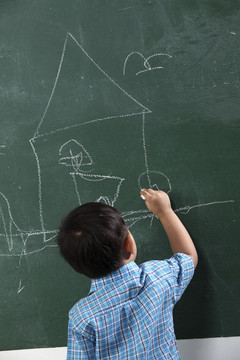 男孩在黑板上写字或画画