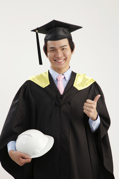 男毕业生手持安全帽
