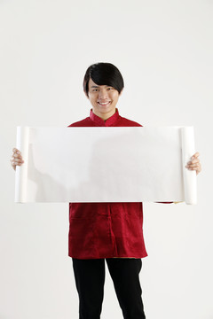 身着中国传统服装手持空白横幅的男子