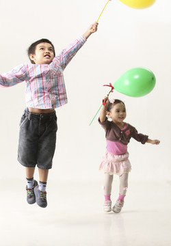 孩子抱着气球一起跳
