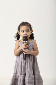 亚洲小女孩唱歌