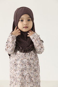 年轻的穆斯林马来西亚女孩调整她的头巾