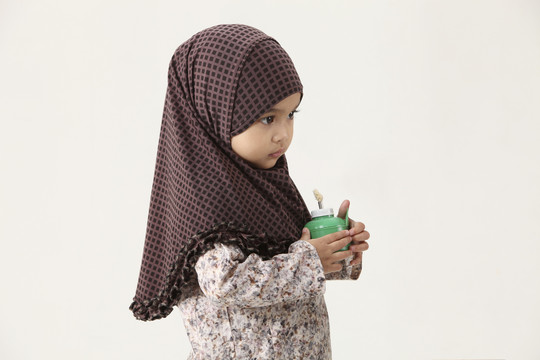 马来西亚穆斯林少女手持佩利塔侧视图
