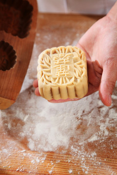 厨师用木模浇铸月饼