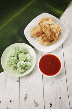 俯瞰马来西亚传统美食kueh ondeh ondeh和cucuk sayur