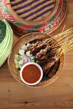 马来西亚菜沙爹的顶视图，上面放着黄瓜和烤肉