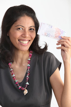 持有100马来西亚货币的马来妇女