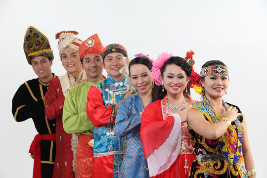 马来西亚人穿着传统服装，带欢迎标志